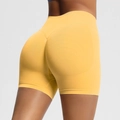 Vue détaillée du short de yoga sans couture taille haute avec effet push-up jaune - Jaune