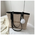 Detalle del bolso tote de paja tejida beige con asas negras y colgante de perlas blancas - Con Colgante / Negro