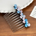 Elegante pettine per capelli con fiori blu e rosa e strass su superficie in legno - Azzurro