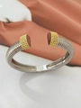 Macro-detail van tweekleurige Tubogas armband met gepolijste geribbelde textuur - Bangle / Witgoud