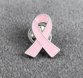 Vue macro d'une broche ruban rose pour la sensibilisation au cancer du sein - 07 Rose Clair