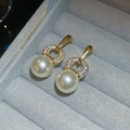 Boucles d'oreilles dorées avec perle blanche ronde et zircons brillants dans un coffret - Style Clous Perle Zircone Plaqué Or 18K