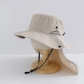 Dettaglio del cappello da sole beige con protezione per il collo e logo montagna - 55cm (5-12 Anni) / Cachi