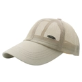 Detail der beigen Mesh-Baseballkappe mit modischer Metallplakette und Netzstruktur - Khaki