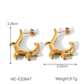 Detailweergave van de gouden onregelmatige C-oorbellen met afmetingen 3,28 cm bij 2,52 cm - Onregelmatig Boogontwerp (HC-E10647)