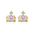 Detalle de pendientes de corona bañados en oro 18K con ojo turco morado y circonitas - Morado