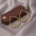 Orecchini a cerchio dorati di lusso con finitura lucida su sfondo di seta viola - E-023---Oro 30mm