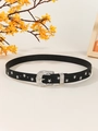 Dettaglio cintura nera stile western con fibbia incisa e rivetti a stella in metallo - Nero