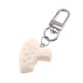 Détail d'un porte-clés biscuit cœur blanc crème avec gravure TORUN et fermoir mousqueton - Blanc