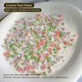 Makro-Detail von 8mm rosa Harzrosen, grünen Blättern und Perlen für DIY-Nagelkunst-Sets - Ca. 30-40 Stück (2,5g) / Bunte Perle Rose Gemischt