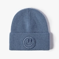 Gorro de invierno de punto azul suave con un lindo diseño bordado de cara sonriente - Talla única / Azul Grisáceo