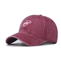 Detaillierte Stickerei eines rosa Skorpions auf einer weinroten Vintage-Baseballkappe - Verstellbar / Garnelen Bestickt Weinrot