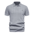Detail eines grauen Kurzarm-Strick-Polo-Shirts mit vertikaler Textur und Größenetikett - S / Hellgrau