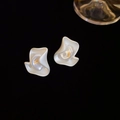 Elegantes pendientes de flor con perla blanca y centro dorado en fondo negro - 83# Pin de Plata - Plata