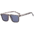 Occhiali da sole quadrati moderni con venature del legno nere e grigie per un look chic - Strisce Grigie Lenti Grigie