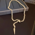 Détail du collier serpent plaqué or avec structure en écailles et design de frange en Y - Pendentif Forme Serpent Doré (60#)