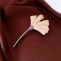 Dettaglio ravvicinato di spilla a foglia di ginkgo placcata oro 18k con cristalli su raso - Spilla 34# - Argento - Oro