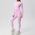 Détail de l'ensemble de yoga rose clair avec veste zippée à manches longues et leggings - Rose Sakura