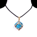 Pendentif cube de cristal bleu avec cadre doré sur cordon noir tressé - Bleu (Or)