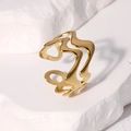 Onregelmatige golvende roestvrijstalen open ring in goud op witte stenen ondergrond - Goud