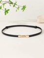 Dettaglio di una sottile cintura in pelle verniciata nera con fibbia dorata elegante - Larghezza 1 cm / Lunghezza 50-95 cm / Nero