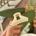 Dettaglio ravvicinato della pinza per capelli color crema con molla dorata all'aperto - Triangolo Quadrato / Bianco Solido-Stile Triangolo