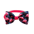 Dettaglio farfallino per animali con stampa fenicottero e cinturino elastico regolabile - Blu navy fenicottero