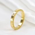 Dettaglio dell'anello dorato con moduli quadrati e piccolo diamante centrale brillante - US 6 / Oro Con Strass