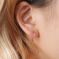 Boucles d'oreilles créoles fines dorées minimalistes portées pour un look délicat - Anneau ultra-fin / Créole Fine Or (10456)