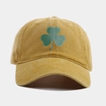 Gros plan sur la casquette jaune délavée avec broderie trèfle et texture en coton fin - Jaune