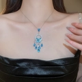 Dettaglio collana d'argento con pendente a farfalla blu e nappine di zirconi brillanti - Collana - Argento - Blu
