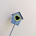 Paletto da giardino a forma di casetta per uccelli blu con pois e foro a cuore - Casetta per Uccelli 3D Blu