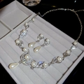 Conjunto de collar y pendientes de perlas de gota presentado en un joyero de terciopelo - Conjunto de Collar y Pendientes de Perlas de Gota de Agua / Plateado