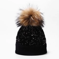Detailaufnahme einer glitzernden schwarzen Pailletten-Strickmütze mit flauschigem Bommel - Einheitsgröße / Schwarz (Naturpelz Bommel)