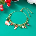 Dettaglio di bracciale natalizio con Babbo Natale, campanelli e ciondolo NOEL su verde - Lettere NOEL & Babbo Natale & Renna