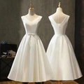 Elegante witte satijnen trouwjurk met V-hals en vetersluiting op de open rug - US 2 / Ivoor