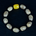 Bracciale in grani di Bodhi con perla a botte in resina ambrata e distanziali neri - Stile con distanziatore in finta ambra