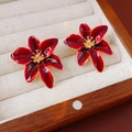 Elegante rote Blumenstecker mit Goldrand auf einer Samt-Schmuckschatulle präsentiert - 76# Silberner Ohrstecker - Gold - Rot - Blume