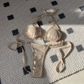 Détail du bikini doré champagne avec éclat métallique et perles élégantes sur les bretelles - S / Doré