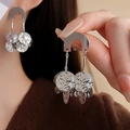 Dettaglio di orecchini d'argento con paillettes metalliche e design a nappa con frange - Nappa Paillette Tonda (Ago d'argento) / Argento