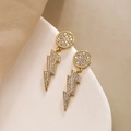 Orecchini a saetta placcati in oro 18K con pavé di zirconi su supporto minimalista - Orecchini Pendenti a Fulmine con Zircone / Oro/Bianco