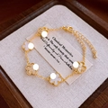 Elegante bracciale a quadrifoglio placcato oro con inserti in madreperla bianca e fiori - Stile Quadrifoglio a Cinque Motivi / Bianco