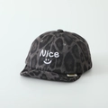 Dettaglio del cappellino leopardato per neonati con ricamo Nice e visiera morbida - 50cm / Nice Sorriso / Grigio