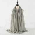 Sciarpa da donna in cotone e lino grigio stropicciato con corte frange su manichino bianco - Grigio (35)