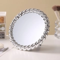 Miroir de maquillage vintage argenté avec un cadre décoratif en métal torsadé - Rond / Argenté