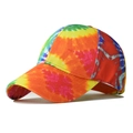 Dettaglio vivace del motivo tie-dye su un berretto di cotone con trame colorate - Regolabile / Arancione