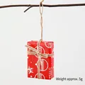Scatola regalo di Natale rossa da 10cm con fiocchi di neve e corda in iuta - Scatola Regalo con Campanelle Rosse