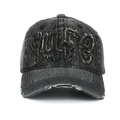 Détails de la broderie YUSE et finitions usées sur la casquette en denim délavé - Réglable / Appliqué de Lettres YUSE / Noir