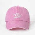 Gorra de béisbol vintage de algodón lavado rosa con bordado Gigi blanco y visera curva - Ajustable / Rosa