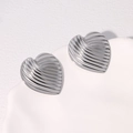 Minimalistische silberne Herzohrstecker aus Edelstahl mit gestreifter Metalltextur - Stahlfarbe